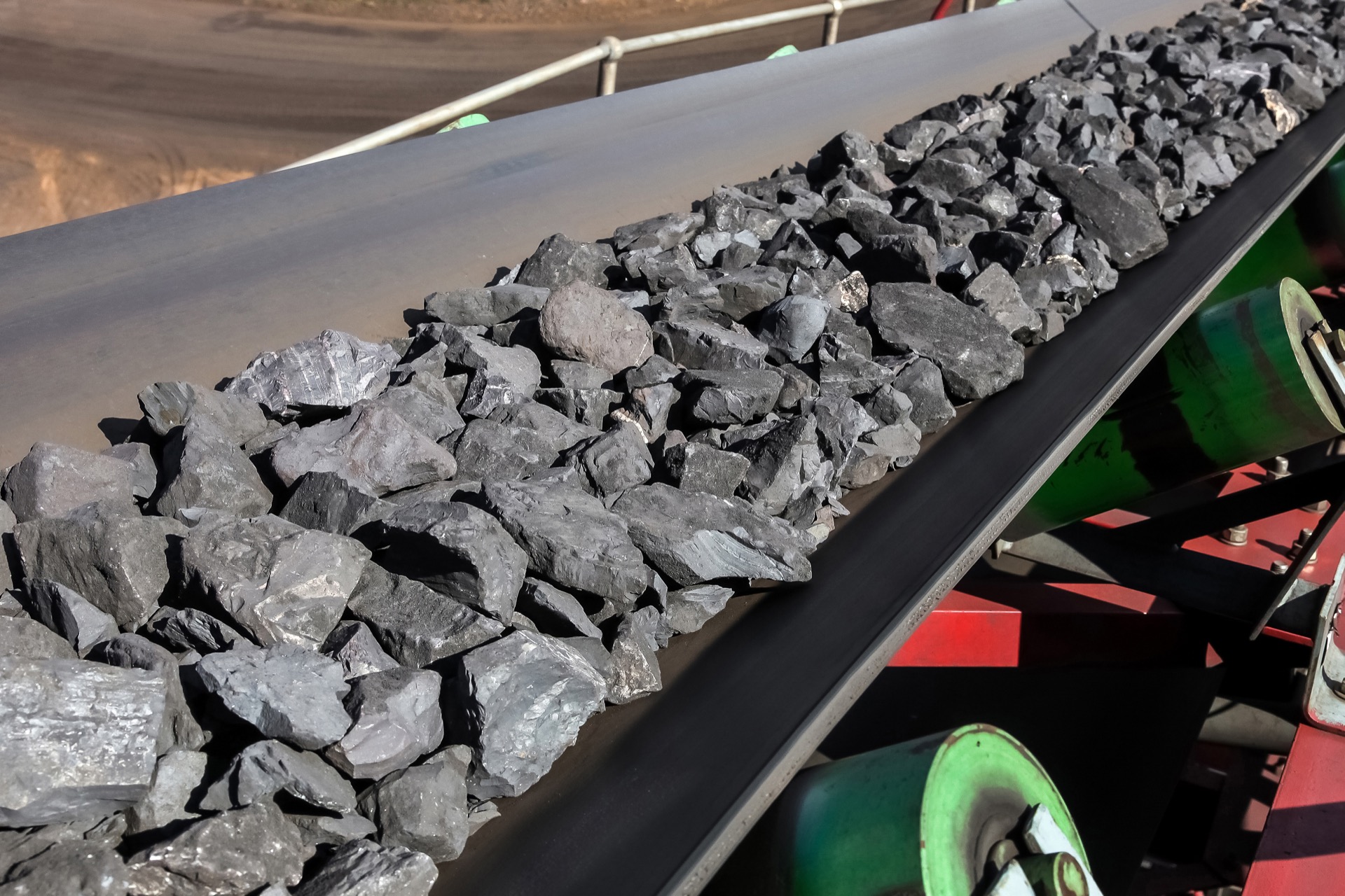 Mineral product moving on a conveyor belt